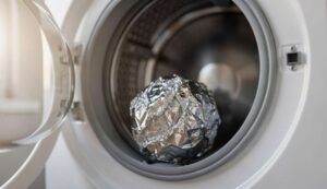 Eine Alufolie-Kugel in der Waschmaschine: der Weichspüler-Ersatz den Experten empfehlen