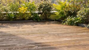 Terrasse nach dem Winter: Warum der ADAC-Gartenexperte vom Hochdruckreiniger auf Holz abrät