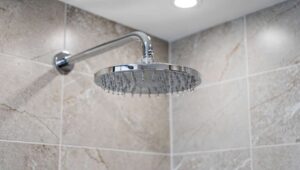 Weder Entkalker noch Cola: Dieser 2-Euro-Trick aus der Drogerie befreit den Duschkopf sofort