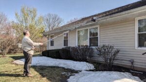 Dachrinne reinigen im März, bevor der Starkregen kommt: So geht es sicher ohne Leiter