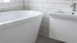 Badezimmer-Silikonfugen erneuern, ohne den Vermieter zu fragen: was die Verbraucherzentrale sagt