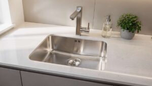 Weder Spülmittel noch Essig: Dieser Hausmittel-Trick macht die Edelstahlspüle in 3 Minuten blank